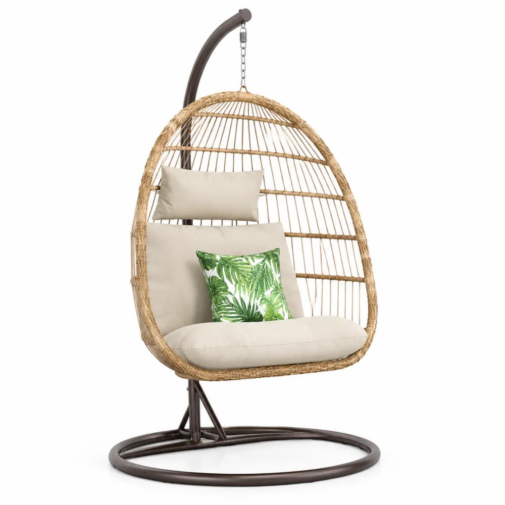 Sedia sospesa in rattan con cuscini beige e struttura in acciaio
